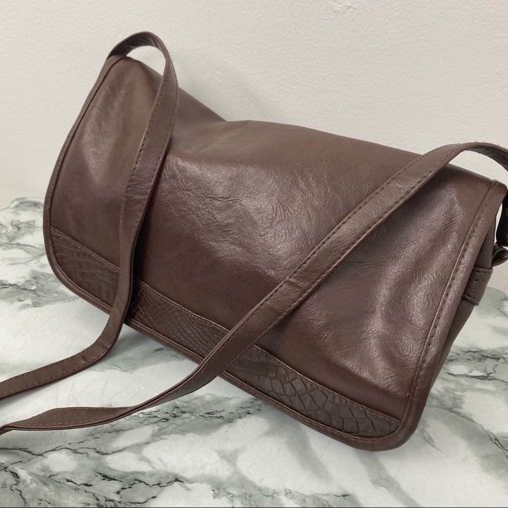 Purse over the shoulder color brown has no brand. - Picture 3 of 10